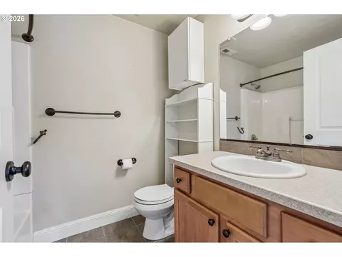 Bath - 546 SE Paropa Pl, Gresham, OR 97080 photo 2 of 2