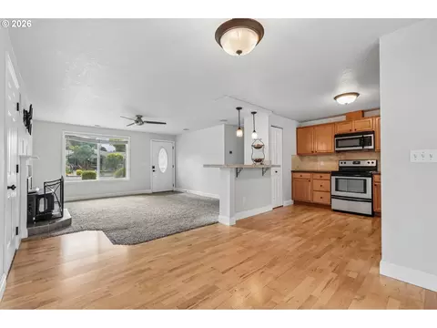 Living - 546 SE Paropa Pl, Gresham, OR 97080 photo 4 of 4