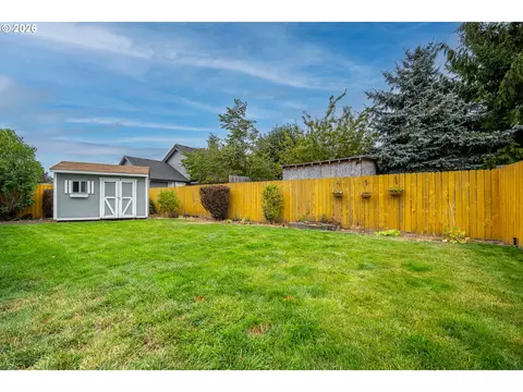 Exterior - 933 S 44th St, Springfield, OR 97477 photo 5 of 8
