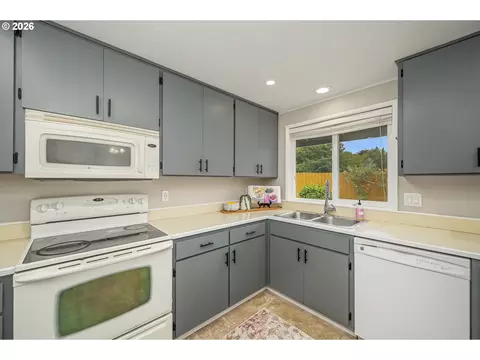 Kitchen - 933 S 44th St, Springfield, OR 97477 photo 2 of 3