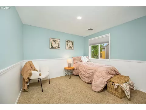 Bedroom - 933 S 44th St, Springfield, OR 97477 photo 3 of 4