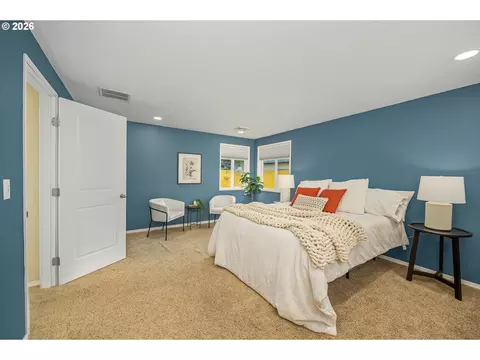 Bedroom - 933 S 44th St, Springfield, OR 97477 photo 2 of 4