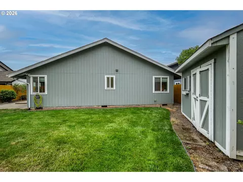 Exterior - 933 S 44th St, Springfield, OR 97477 photo 6 of 8