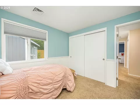 Bedroom - 933 S 44th St, Springfield, OR 97477 photo 4 of 4