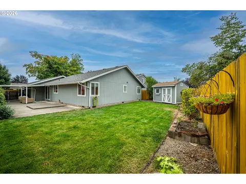 Exterior - 933 S 44th St, Springfield, OR 97477 photo 7 of 8