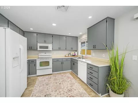 Kitchen - 933 S 44th St, Springfield, OR 97477 photo 1 of 3