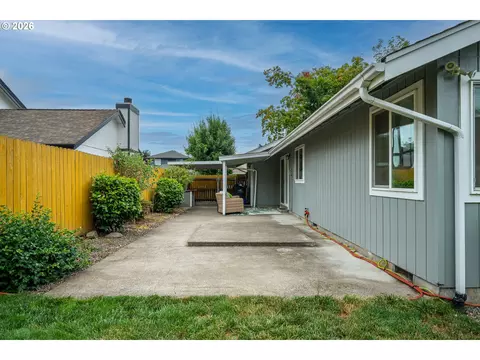 Exterior - 933 S 44th St, Springfield, OR 97477 photo 8 of 8