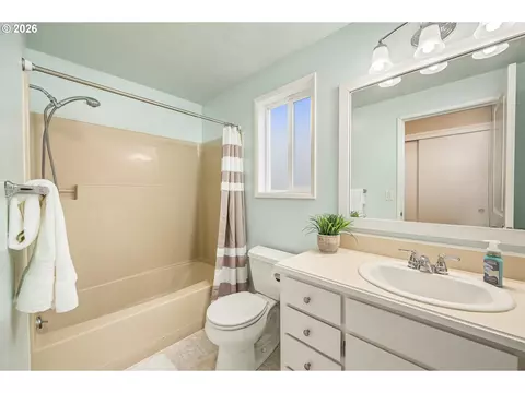 Bath - 933 S 44th St, Springfield, OR 97477 photo 2 of 2