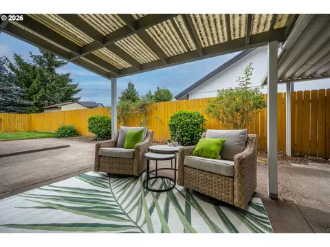 Exterior - 933 S 44th St, Springfield, OR 97477 photo 4 of 8