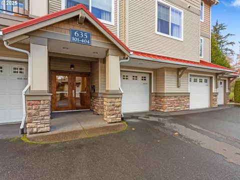 635 NW Lost Springs Ter #104, Portland, OR 97229