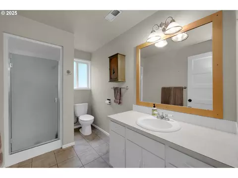 Bath - 1332 Jeppesen Ave, Eugene, OR 97401 photo 1 of 2