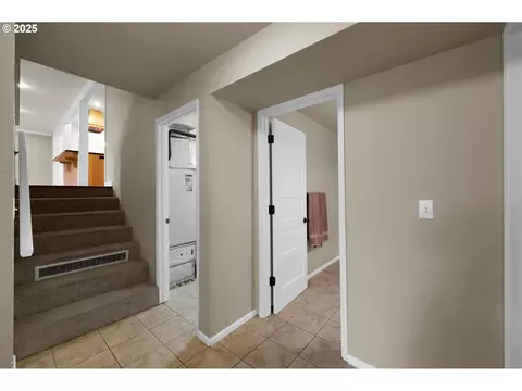 Entry Way - 1332 Jeppesen Ave, Eugene, OR 97401 photo 3 of 3