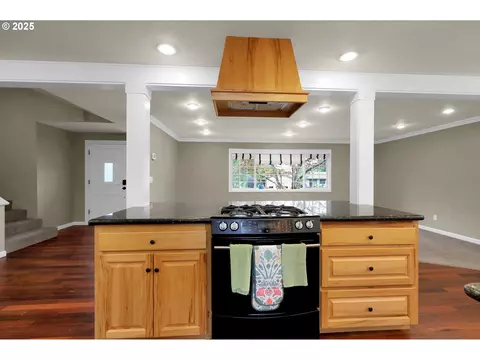 Kitchen - 1332 Jeppesen Ave, Eugene, OR 97401 photo 4 of 11