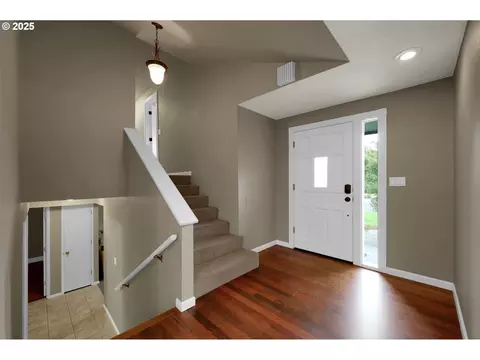 Entry Way - 1332 Jeppesen Ave, Eugene, OR 97401 photo 2 of 3