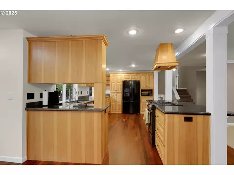 Kitchen - 1332 Jeppesen Ave, Eugene, OR 97401 photo 5 of 11