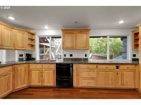Kitchen - 1332 Jeppesen Ave, Eugene, OR 97401 photo 8 of 11