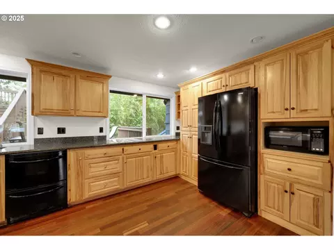 Kitchen - 1332 Jeppesen Ave, Eugene, OR 97401 photo 7 of 11