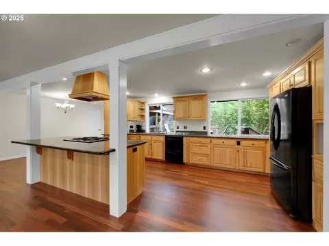 Kitchen - 1332 Jeppesen Ave, Eugene, OR 97401 photo 10 of 11