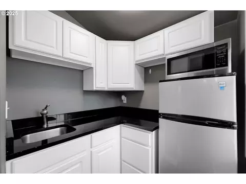 Kitchen - 1332 Jeppesen Ave, Eugene, OR 97401 photo 11 of 11