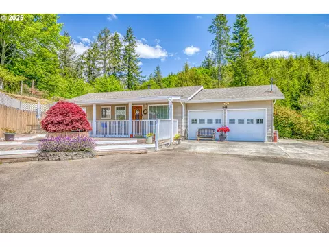 946 E 9th Pl, Coquille, OR 97423