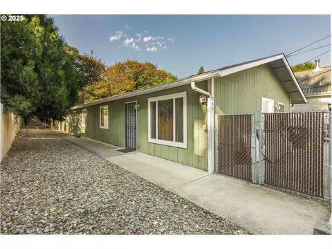 240 Gilbert Ave, Glendale, OR 97442