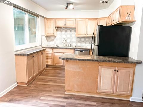 2027 W 14th Pl, Eugene, OR 97401 photo 1