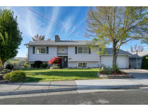 2209 SW Ladow Ave, Pendleton, OR 97801 photo 1