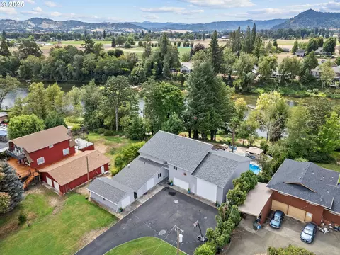 243 Independence Ln, Roseburg, OR 97471