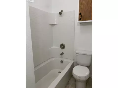 Bath - 218 S 19th St, Springfield, OR 97477 photo 2 of 2