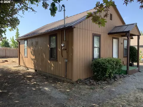 Exterior - 218 S 19th St, Springfield, OR 97477 photo 3 of 5