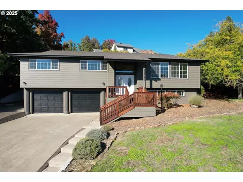 2010 NW Delridge Ave, Roseburg, OR 97471