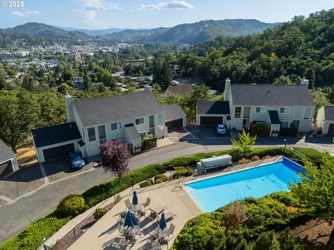 9 NE Spyglass Loop, Roseburg, OR 97470