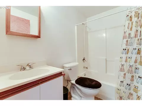 Bath - 112 Lea Ave, Eugene, OR 97404 photo 2 of 5