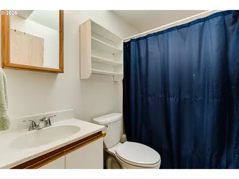 Bath - 112 Lea Ave, Eugene, OR 97404 photo 1 of 5