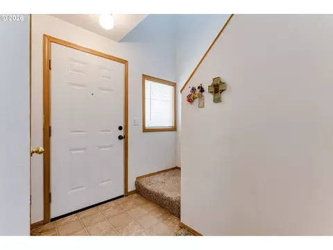Entry Way - 112 Lea Ave, Eugene, OR 97404 photo 3 of 7