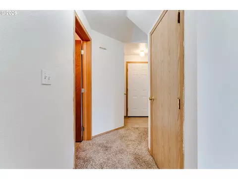 Entry Way - 112 Lea Ave, Eugene, OR 97404 photo 2 of 7
