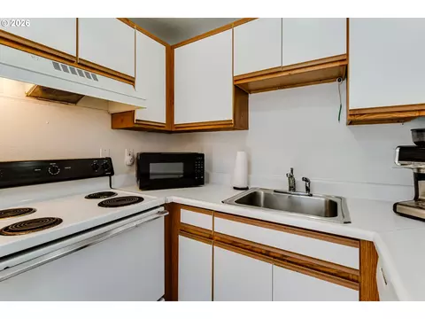 Kitchen - 112 Lea Ave, Eugene, OR 97404 photo 3 of 7