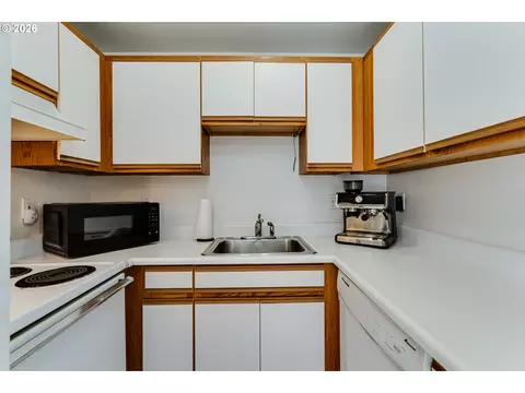 Kitchen - 112 Lea Ave, Eugene, OR 97404 photo 4 of 7