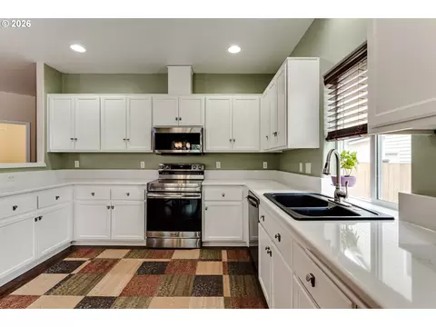 Kitchen - 5398 Donohoe Ave, Eugene, OR 97402 photo 2 of 2