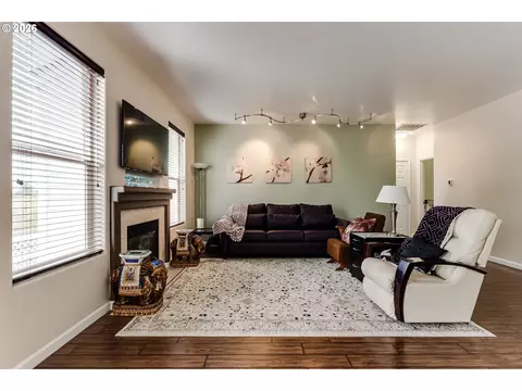 Living - 5398 Donohoe Ave, Eugene, OR 97402 photo 1 of 2