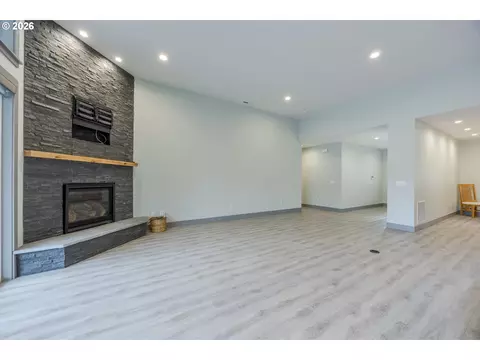 Living - 41620 Omlid Dr, Springfield, OR 97478 photo 2 of 2