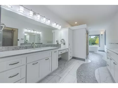 Bath - 41620 Omlid Dr, Springfield, OR 97478 photo 2 of 7