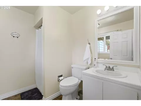 Bath - 609 E Sunset Ct, Newberg, OR 97132 photo 1 of 2