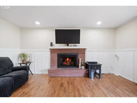 Living - 609 E Sunset Ct, Newberg, OR 97132 photo 3 of 5