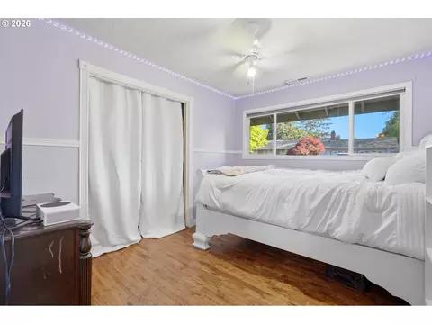 Bedroom - 609 E Sunset Ct, Newberg, OR 97132 photo 2 of 3