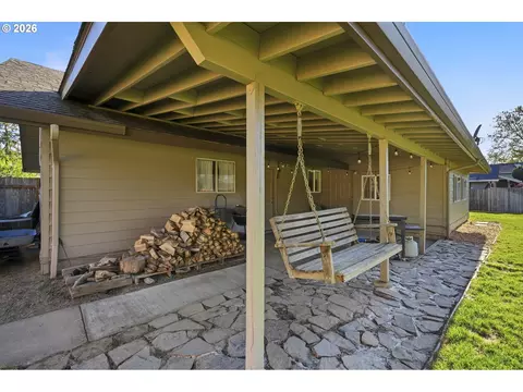 Exterior - 609 E Sunset Ct, Newberg, OR 97132 photo 7 of 12
