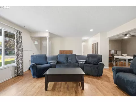 Living - 609 E Sunset Ct, Newberg, OR 97132 photo 4 of 5