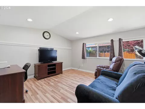 Living - 609 E Sunset Ct, Newberg, OR 97132 photo 5 of 5
