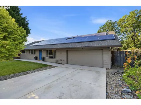 Exterior - 609 E Sunset Ct, Newberg, OR 97132 photo 3 of 12