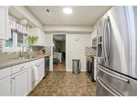 Kitchen - 609 E Sunset Ct, Newberg, OR 97132 photo 2 of 4